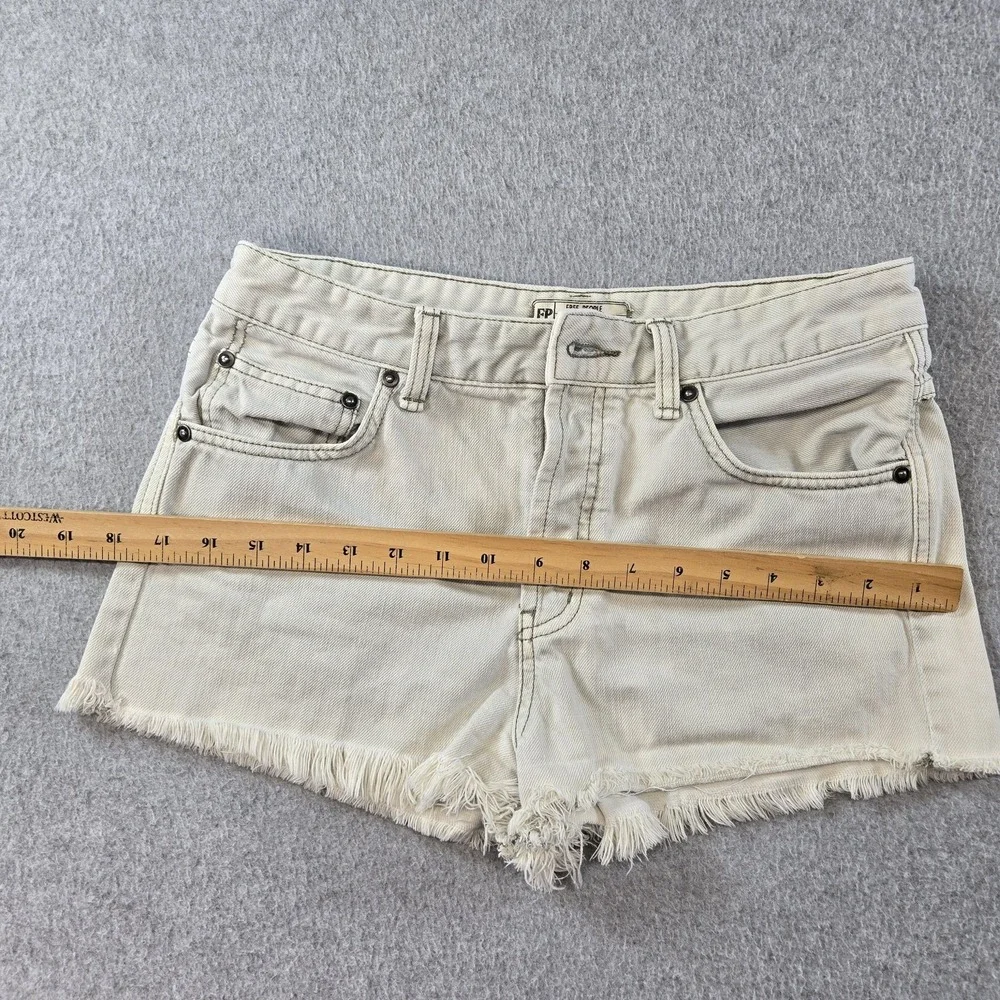 Free People‎ Shorts Womens 27 White Cut-Off Frayed Hem Pockets 2.5 Inseam Denim